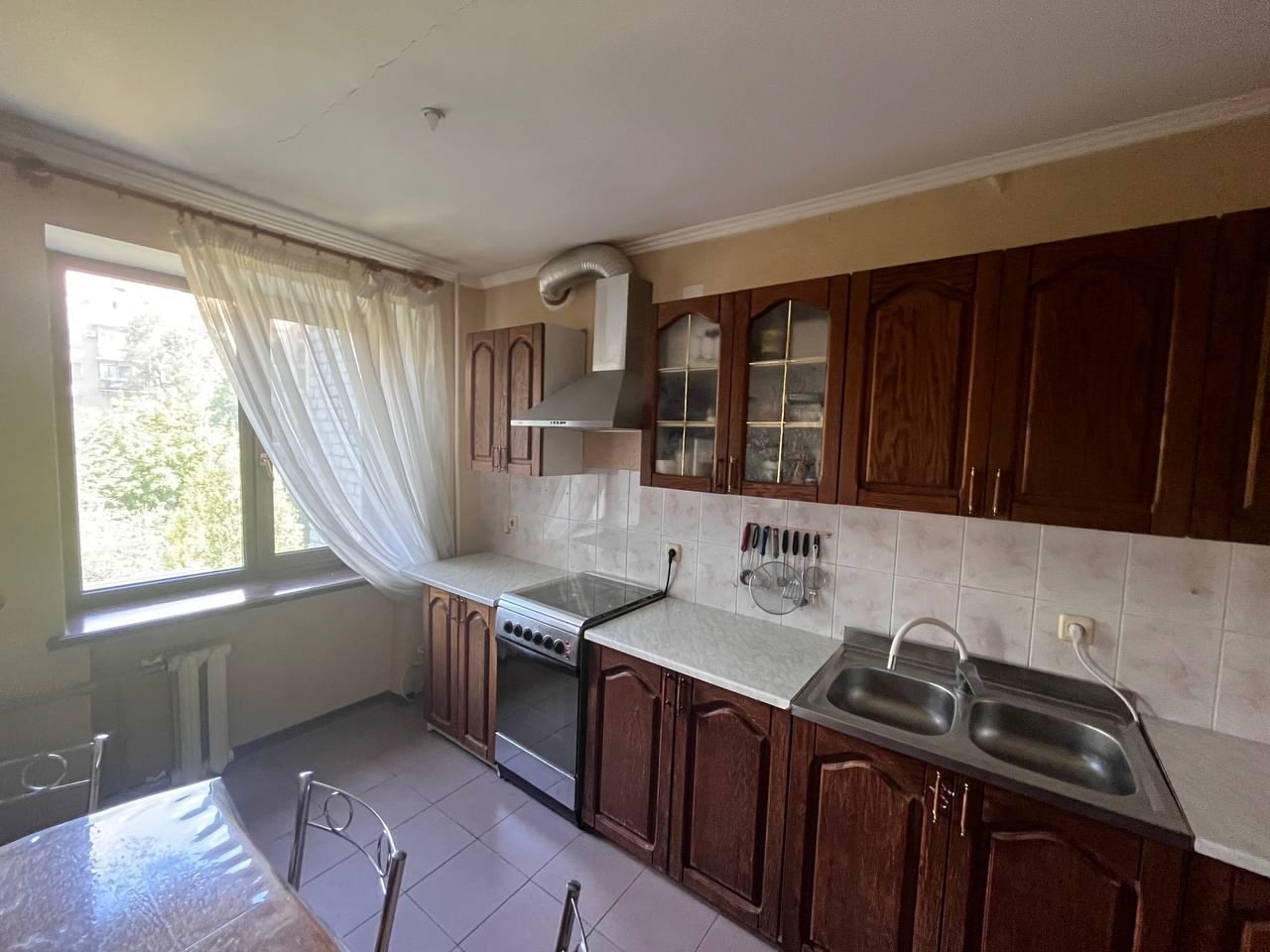 Продам 3-х комнатную квартиру Городок Пархоменко (р-н Донбасса). Общая площадь квартиры 69,4 м2, на 6/9 эт. Состояние квартиры жилое как на фото. В квартире две изолированные комнаты, одна проходная, большая кухня, с/узел совместный, балкон остеклен деревянной рамой. В квартире качественная столярка, м/п разв...