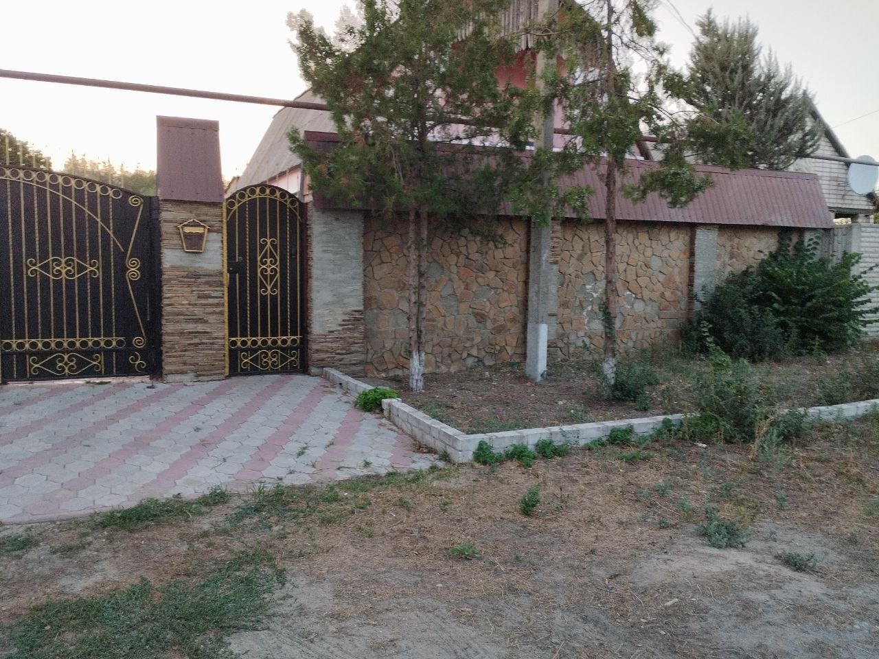 СОБСТВЕННИК продам дом 3 команаты об.п 87.8м улице крупской центре станице Луганской со всеми удобствами с ремонтом двух контурный котёл кондиционер ворота на автомате гараж для авто цена 5.500 мл номер все вопросы телефона +79595019923 телеграмм +79595460431...