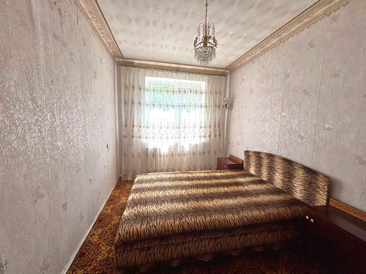Продам 2-комн. кв. Ватутина, 3/5 эт., квартира с АВТОНОМНЫМ ОТОПЛЕНИЕМ, не угловая, комнаты изолированные, разводка пластик, окна мет/пластиковые, санузел раздельный, бойлер, балкон застеклен, хорошее жилое состояние, мебель остается. Хорошее месторасположение, рядом школа, парк, рынок, магазины, университет....