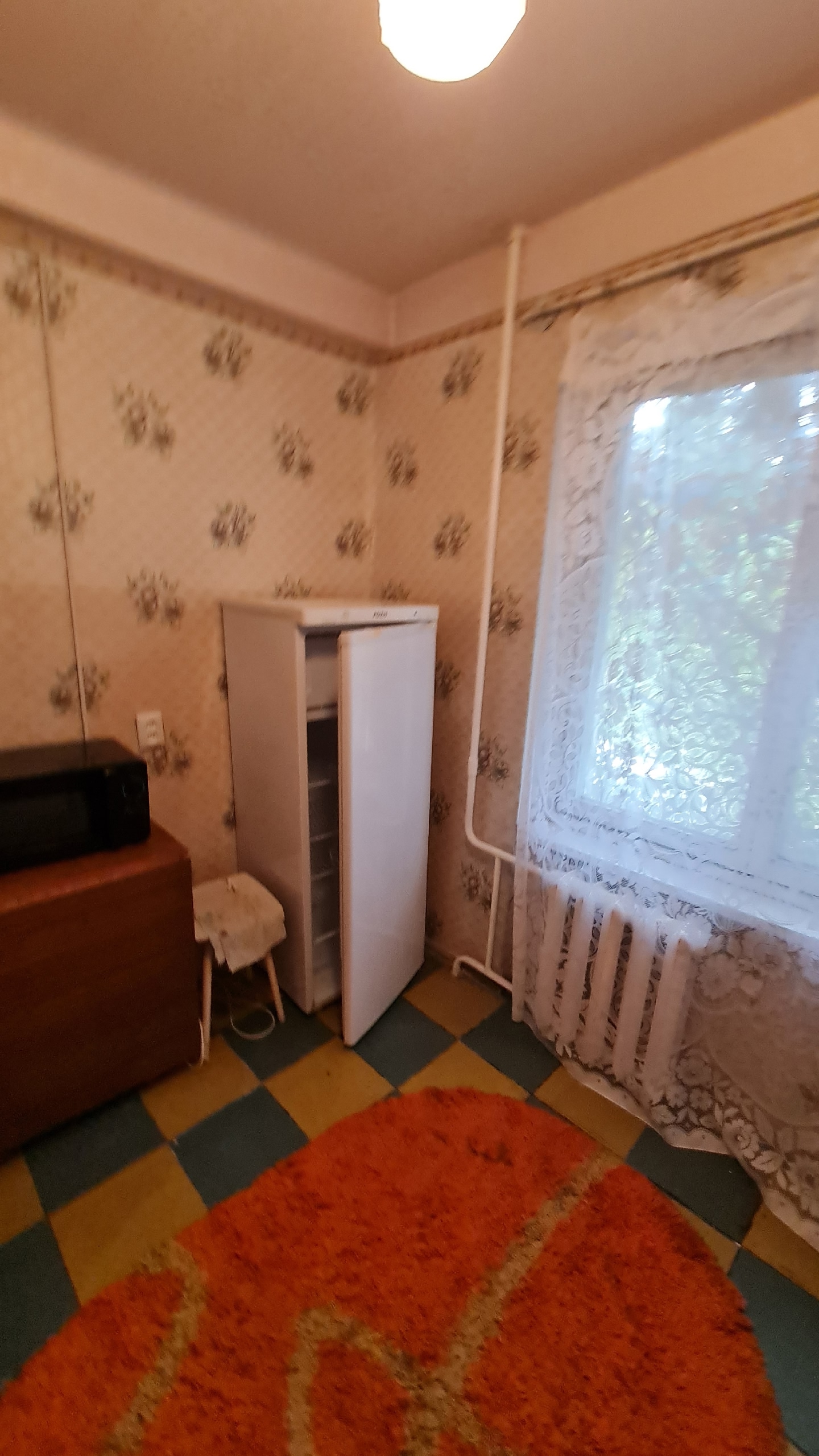 Продам 1-но комнатную квартиру в районе Кристалла. 4/9,не угловая,очень теплая квартира. ОП-31/6.Лифт работает.Есть парковка. Требуется ремонт. Цена 1,6 млн.руб. +79591245605 /МАХ/