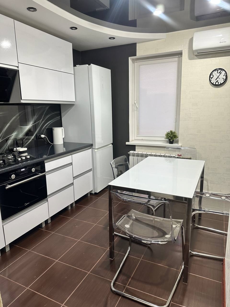 Продам 3-х комнатную квартиру на кв. Ленинского Комсомола, 8/9 этаж, общая площадь 73,4 м.кв. В квартире капитальный ремонт, новая проводка, теплый по...