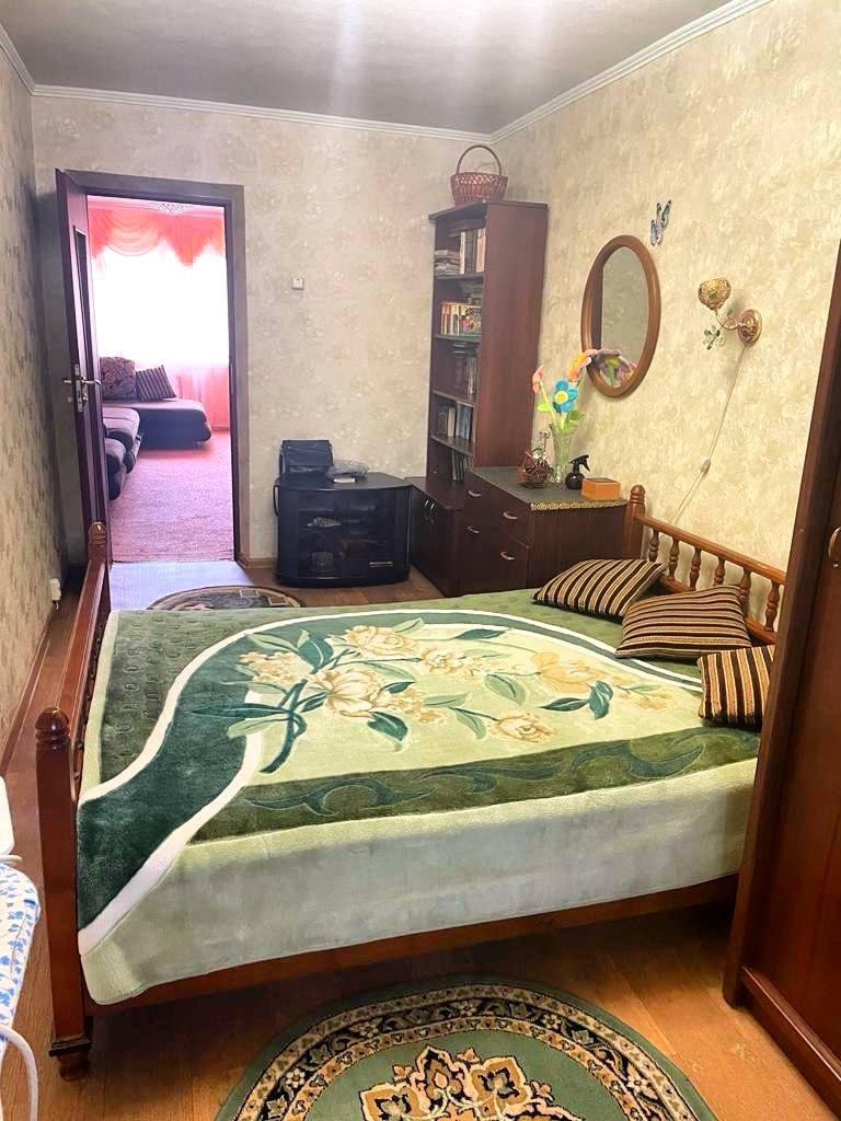 3-х комнатная квартира кв. 50 лет Октября Цена: 5 500 000 руб. Город: Луганск 3-х комнатная квартира кв. 50 лет Октября 4/5 эт., общ. пл. 58,5 кв.м, три комнаты (17,9/13,3/9,5 кв.м), кухня 5,9 кв.м. Квартира в очень хорошем жилом состоянии. Окна и балкон м/пл. Санузел совмещен, в плитке. Вся мебель и техника ...