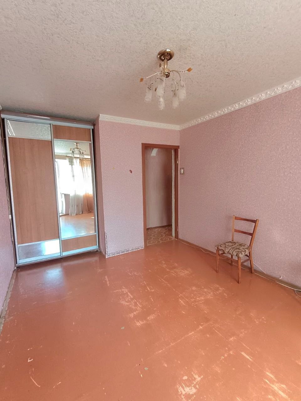 Продам 2-ком квартиру в Луганске на кв. Комарова (р-н Империя) 3/5 эт, 47м2 общ. площ. Квартира теплая, не угловая. М/П окна, балкон застеклён, обшит пластиком. Все коммуникации поменялись, новые радиаторы отопления. С/У совмещён, бойлер. Хорошая входная дверь. Удобное местоположение. Цена 4,5 млн руб +7959-2...